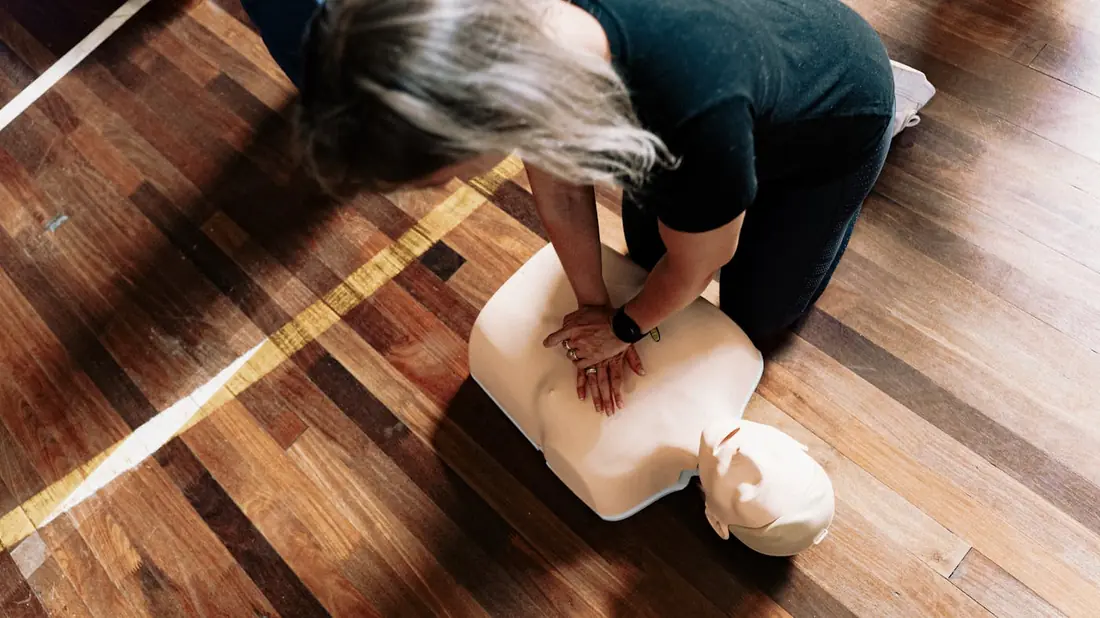 Formation SST Nantes, pratique sur mannequin de massage cardiaque
